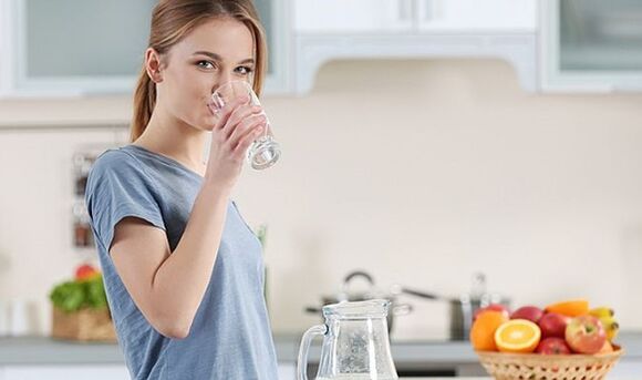 Dievča chce schudnúť dodržiavaním vodnej diéty