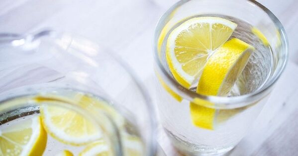 Pridaním citrónovej šťavy do vody bude jednoduchšie držať sa vodnej diéty. 