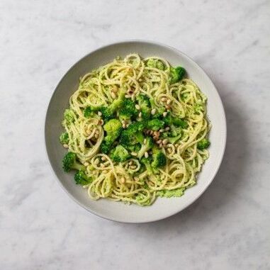 špagety s brokolicou a píniovými orieškami, stredomorská strava