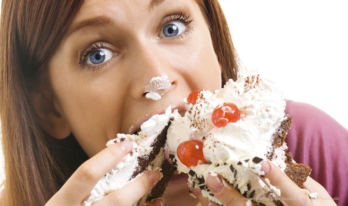 dievča jedia koláč a zlepšuje sa, ako schudnúť
