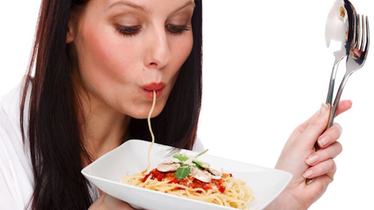 žena jesť špagety na chudnutie brucha