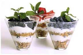 ovsené vločky s jogurtom a bobuľami pre správnu výživu a chudnutie